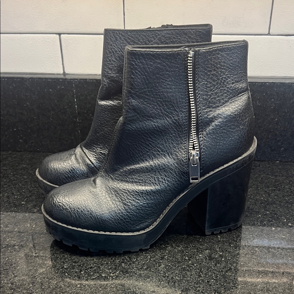 Divided Black Heeled Boots with Zipper